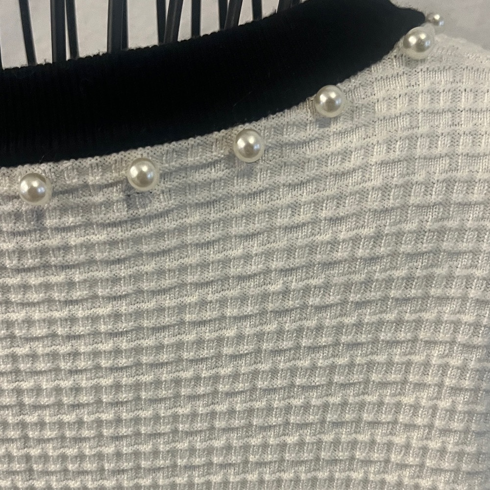 Chic Black and White Cardigan - Picture 6 of 7